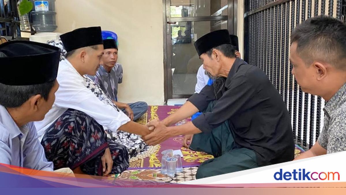 Touching Scene as East Lombok Police Detainee Holds Wedding Vows in Cell