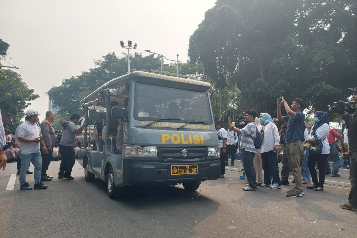 Police Facilitate Dialogue Between Free Nutritious Meal Programme Supporters and National Nutrition Agency
