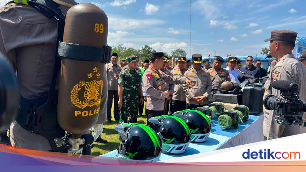National Police Chief Hands Over Firefighting Equipment to Riau Police for Forest Fire Preparedness