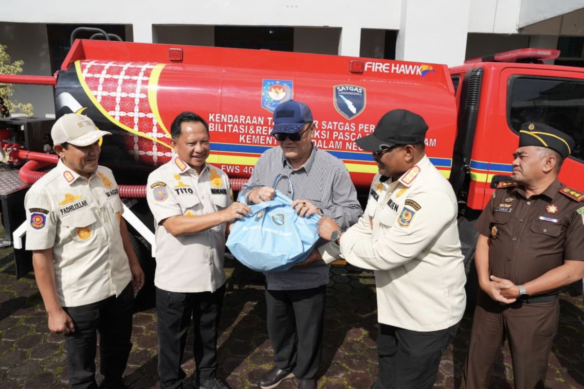 Home Affairs Minister hands over Fire Hawk unit to Bener Meriah government