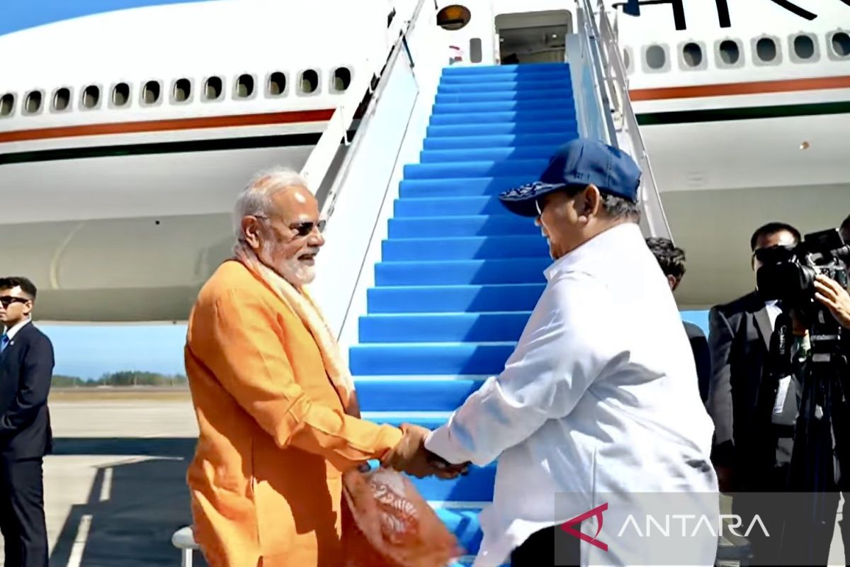 President Prabowo bids farewell to PM Modi at Yogyakarta International Airport