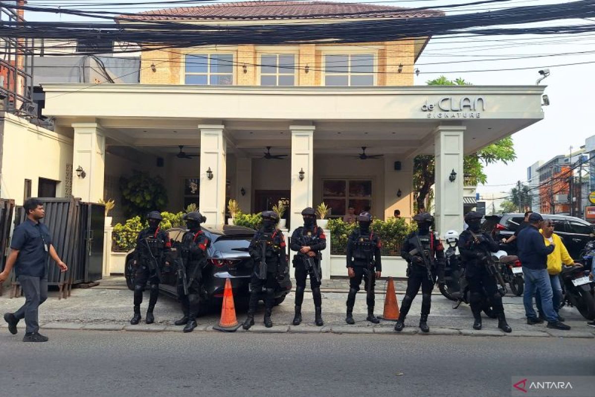 Police Raid Cafe and Money Changer in Coal Corruption Probe