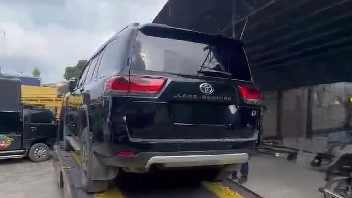 Toyota Land Cruiser Seized as Evidence in Kuansing Regent Bribery Case Arrives at KPK