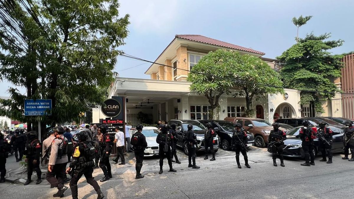 Police Discover Large Safe During Raid on de'Clan Cafe in Cipete