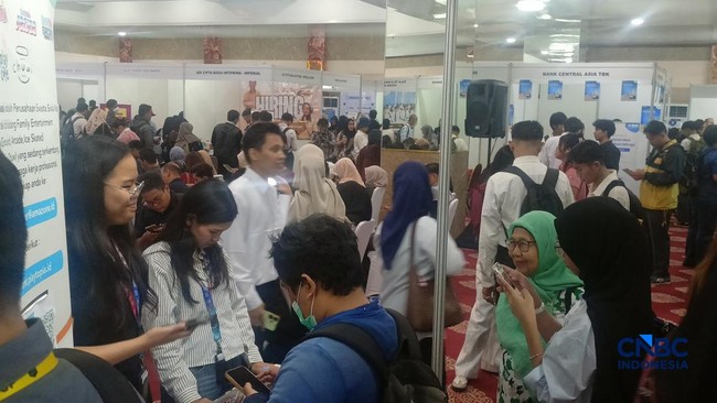 A Mother's Tale of Accompanying Her Son to a Job Fair, Witnessing the Growing Difficulty of Finding Work