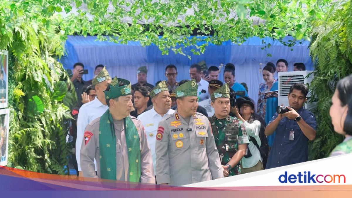 Dumai Residents Thank President and Police Chief for 'Shining' New Bridge