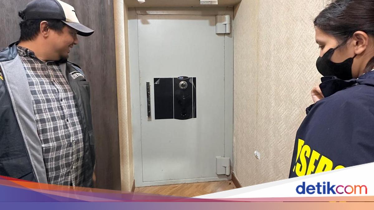 Police Discover Wall-Embedded Safe During Raid on de'Clan Cafe