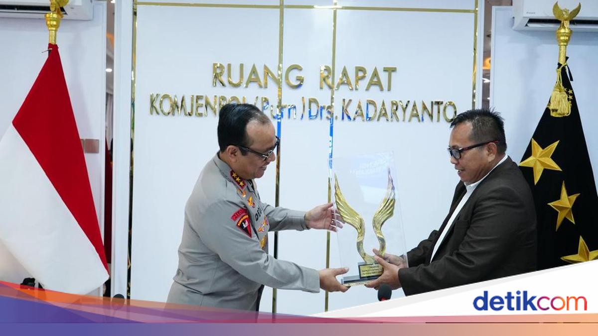 Deputy Police Chief Receives 'Visionary Leader of National Security' Award from Unissula