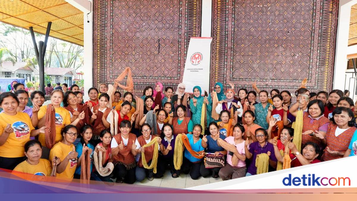 Dekranas Chair Encourages Tana Toraja Weaving as a Superior Creative Economy Product