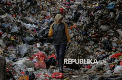 Blessings from Waste: Cirebon Village Turns Rubbish into Cash and Jobs
