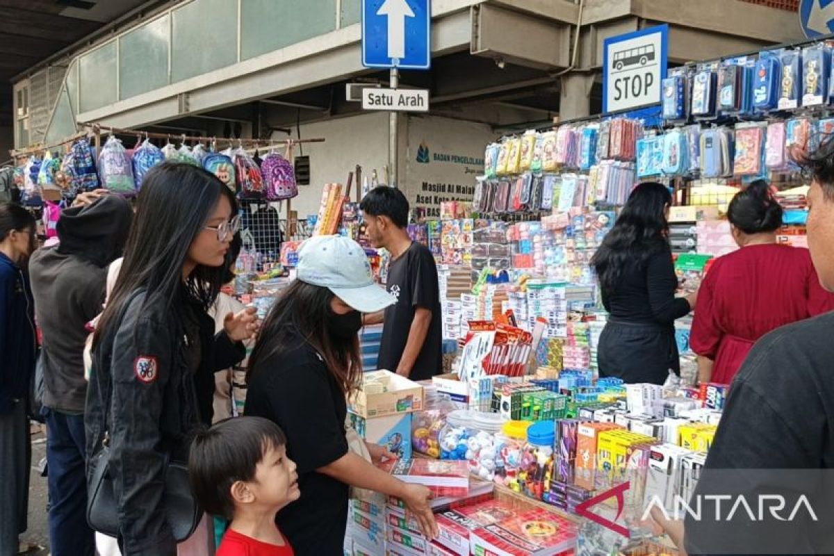 Jakarta Residents Flock to Asemka Market for Affordable School Supplies Ahead of New Academic Year