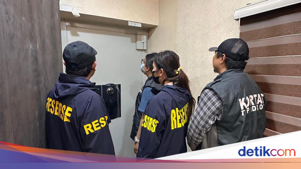 Police Discover Staggering Sums of USD and SGD in Safe at de'Clan Cafe