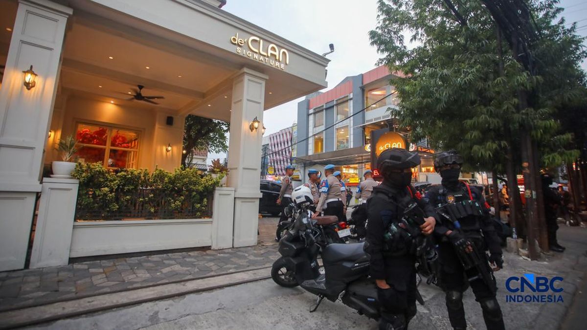 Police Seize US and Singapore Dollars in Raid on Cipete Café