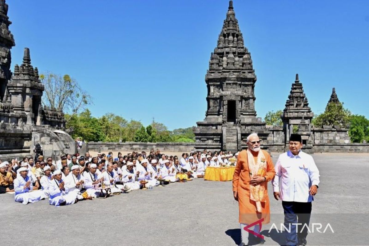 PM Modi Prays for India-Indonesia Prosperity During Prambanan Temple Visit