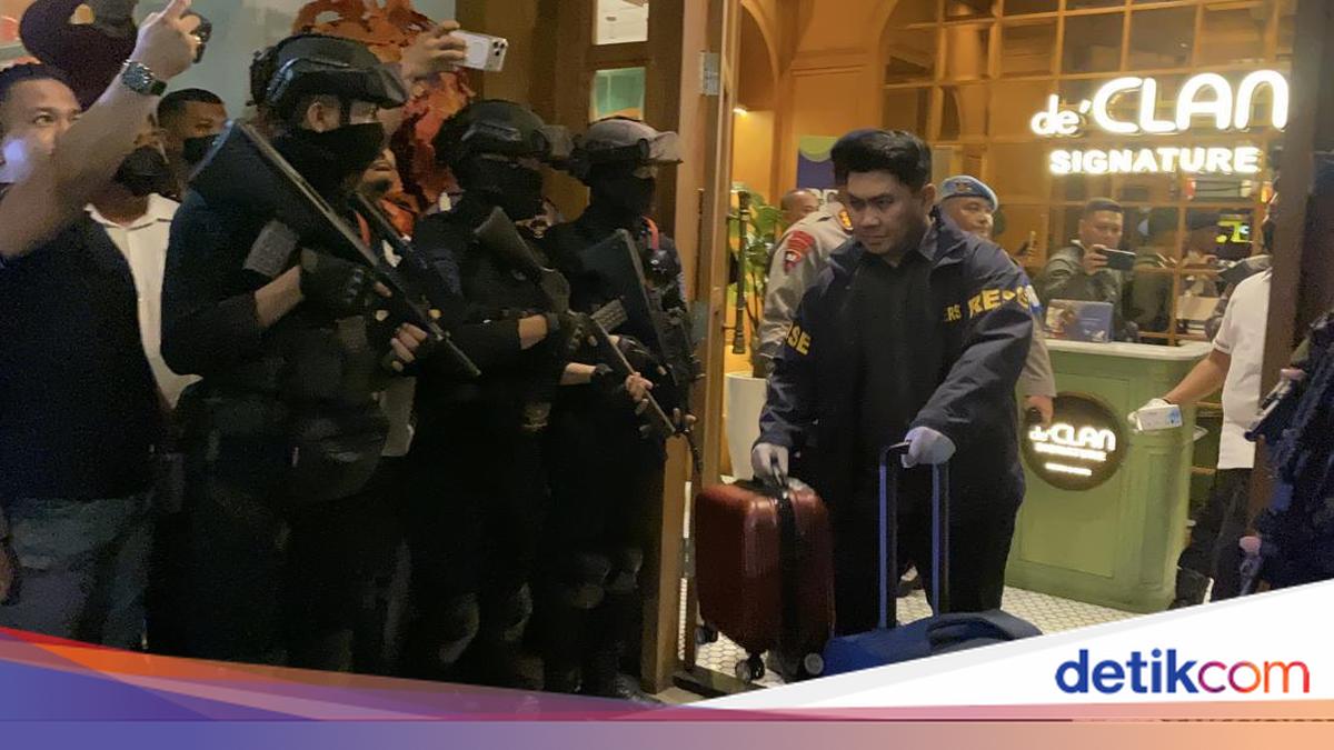 Police Seize Four Suitcases and a Safe in Raid on de'Clan Cafe
