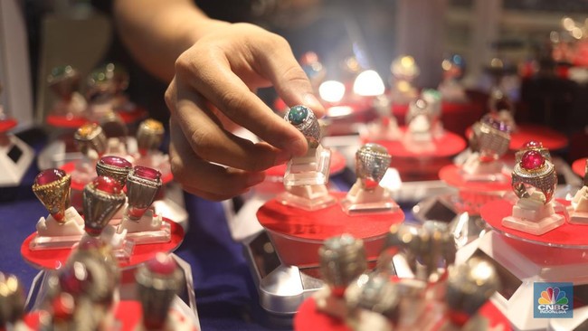 Mysterious Buyer Disappearance Leaves Gemstone Paradise Quiet and Deserted