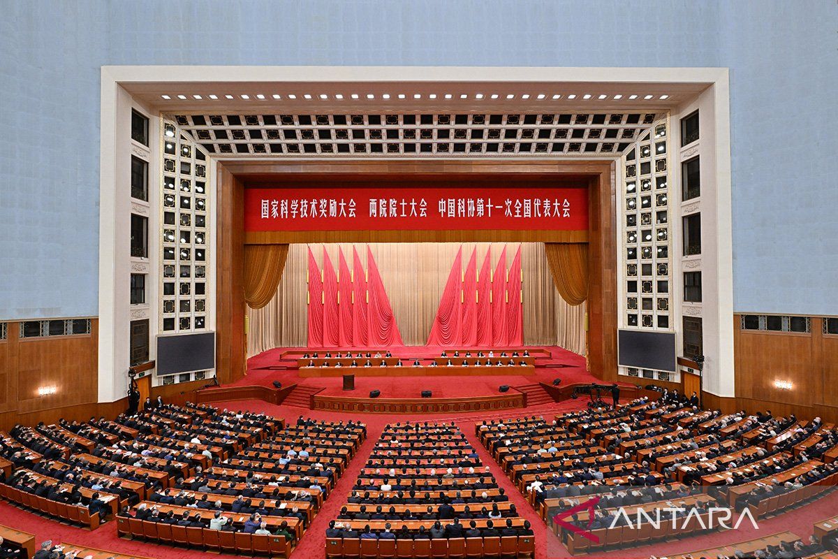 Two Academics Receive China's Top Science and Technology Award