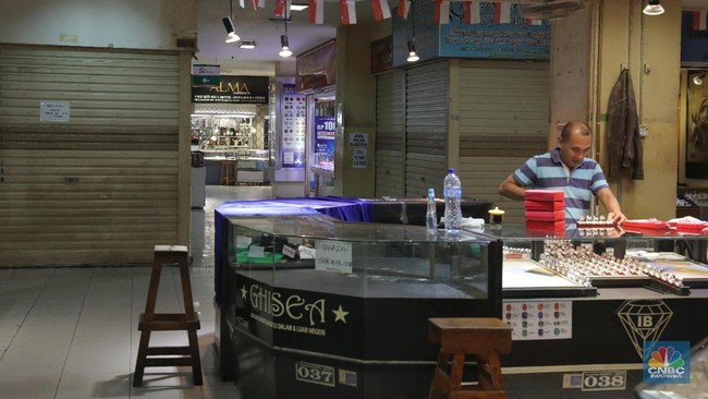 Fading Lustre: Gemstone Traders in Jakarta's 'Surga Batu Akik' Shutter Shops