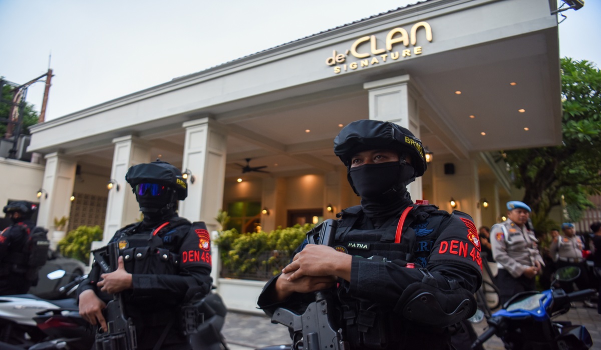 Police Raid Cafe and Money Changer, Seize Rp67.2 Billion in Cash