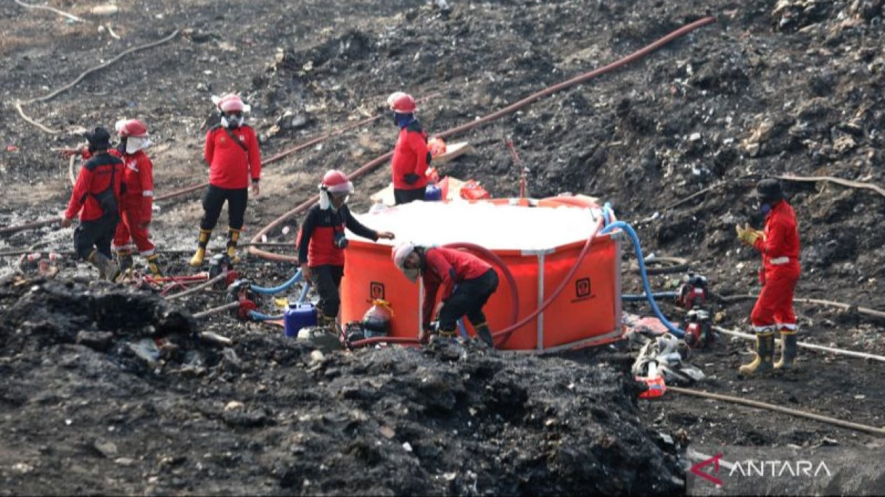 'Mountain of Rubbish on Fire': Jatiwaringin Landfill Blaze Draws International Media Attention
