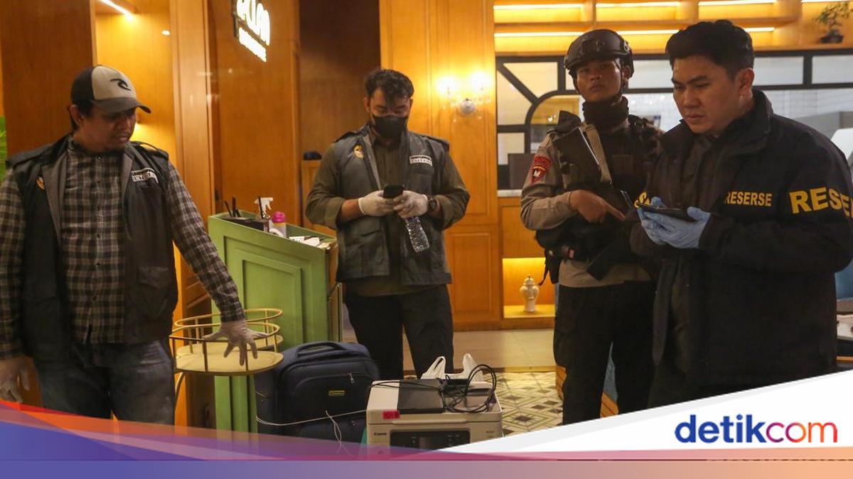 Police Find 2x1 Metre Safe Containing Rp 60 Billion at de'Clan Cafe