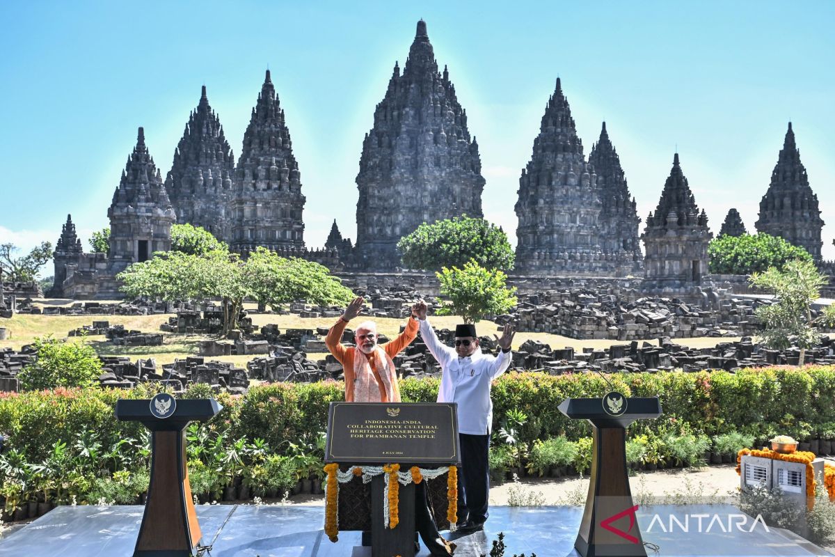 Political Roundup: Modi Visits Prambanan, MPR-MK Sign MoU, Megawati in Timor-Leste