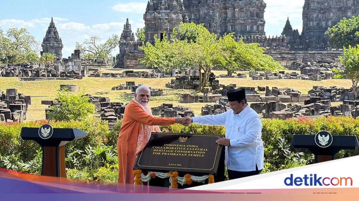 Warm Moment Between Prabowo and Modi at Prambanan Temple