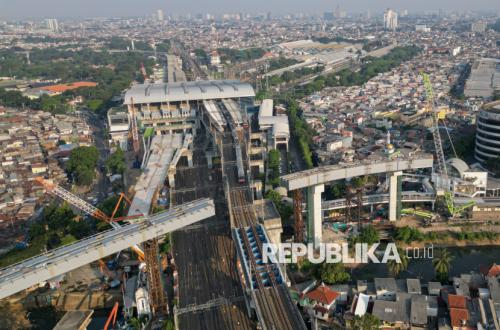 Final Girder for Jakarta LRT Phase 1B Installed Above Manggarai Double-Double Track