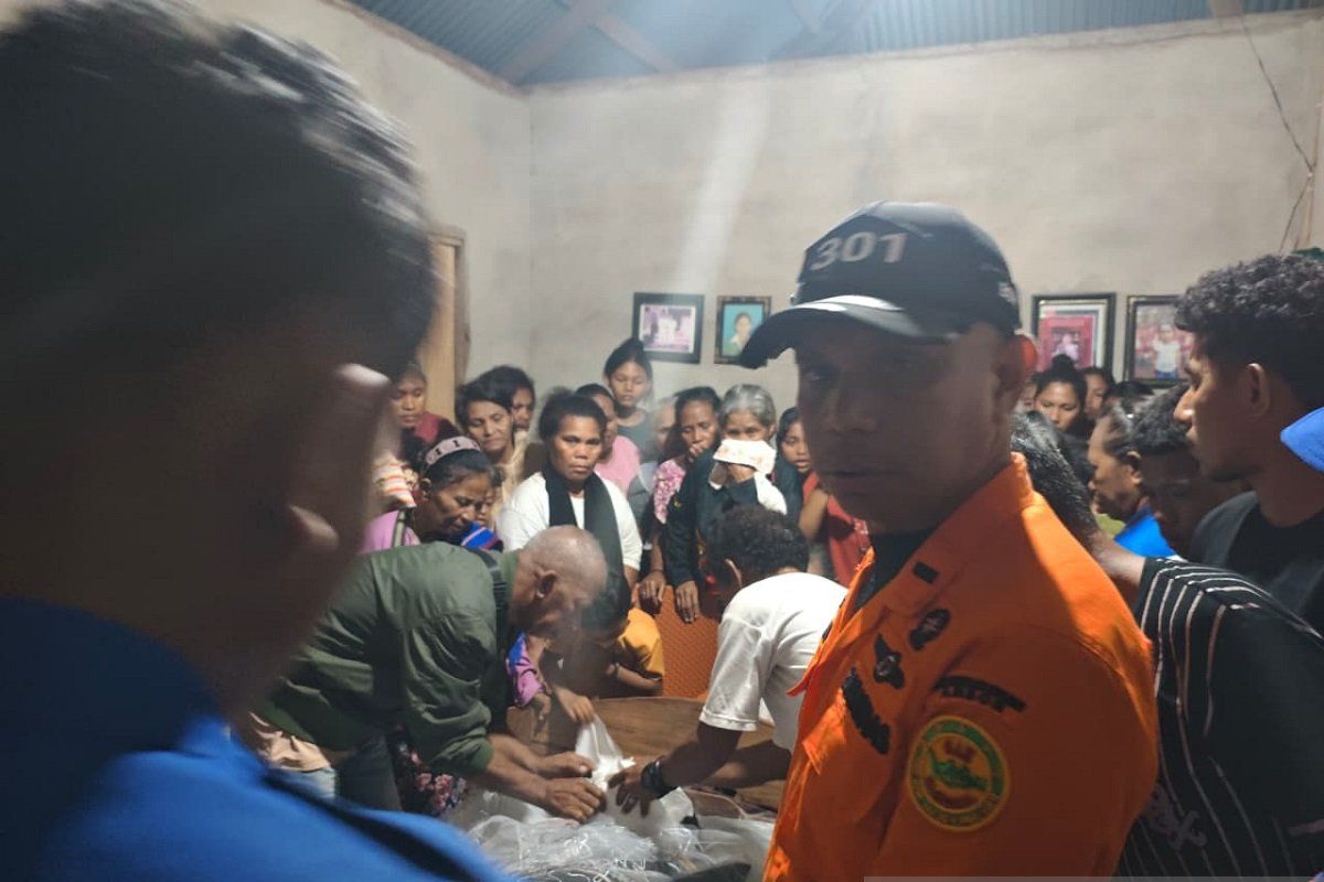 Longboat carrying 14 people sinks in Tanimbar Islands, one dead