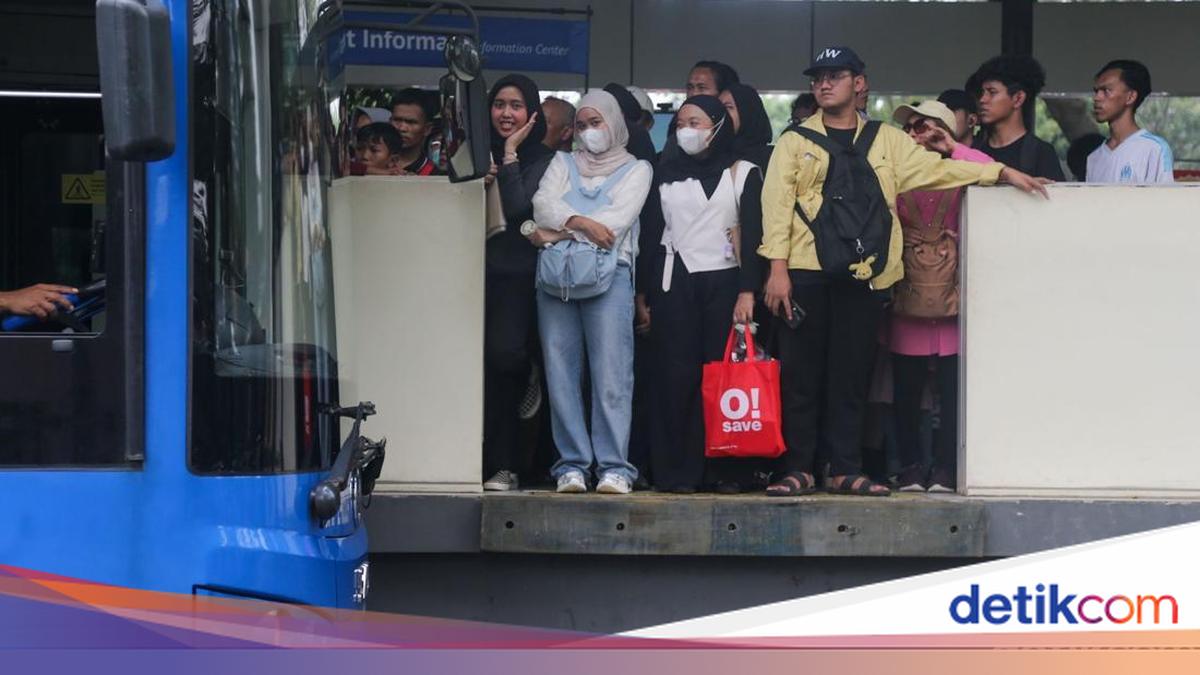 Residents Accept Transjakarta Fare Hike Provided Facilities Are Improved