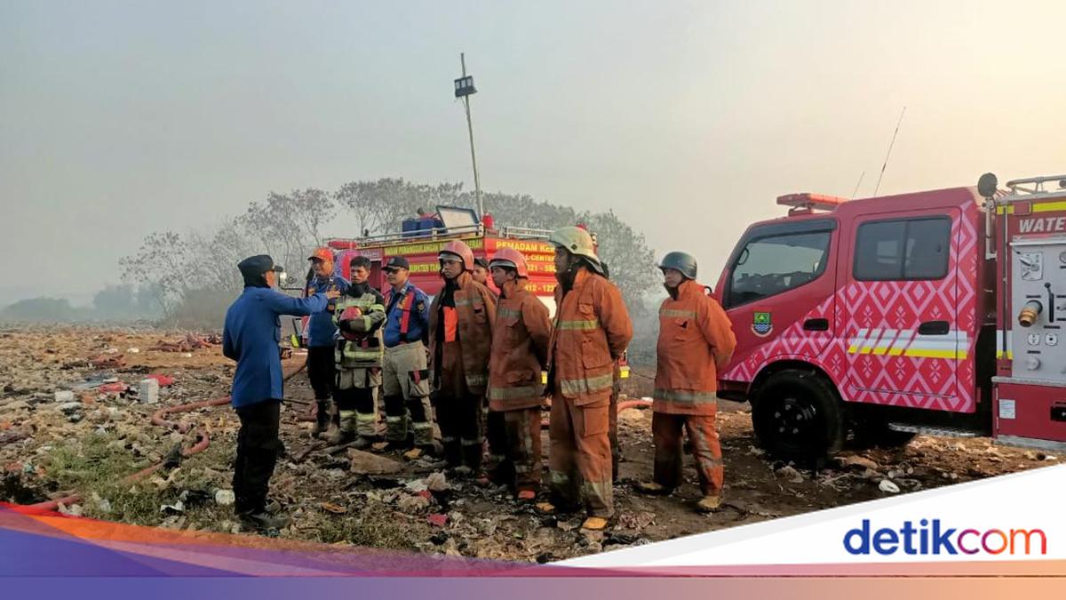 Jatiwaringin Landfill Fire Enters Tenth Day, Smoke Still Billowing