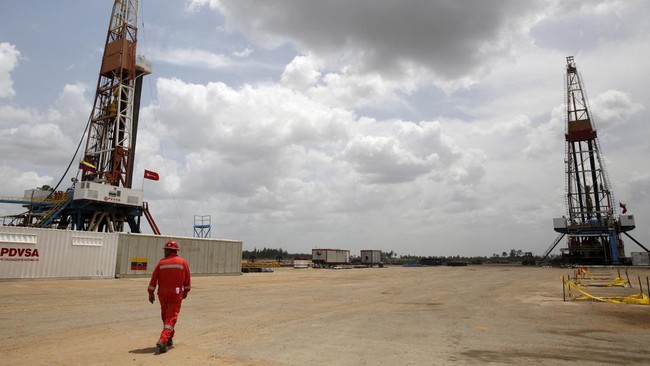 US Strikes Iran Again, Global Oil Prices Hit 2-Week High