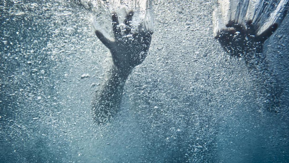 Longboat Carrying 14 Passengers Sinks in Maluku, One Dead