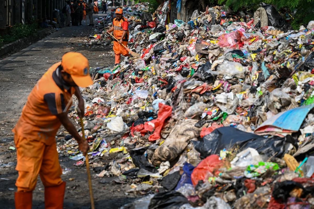 Legislator urges Jakarta Environment Agency to organise waste transportation system