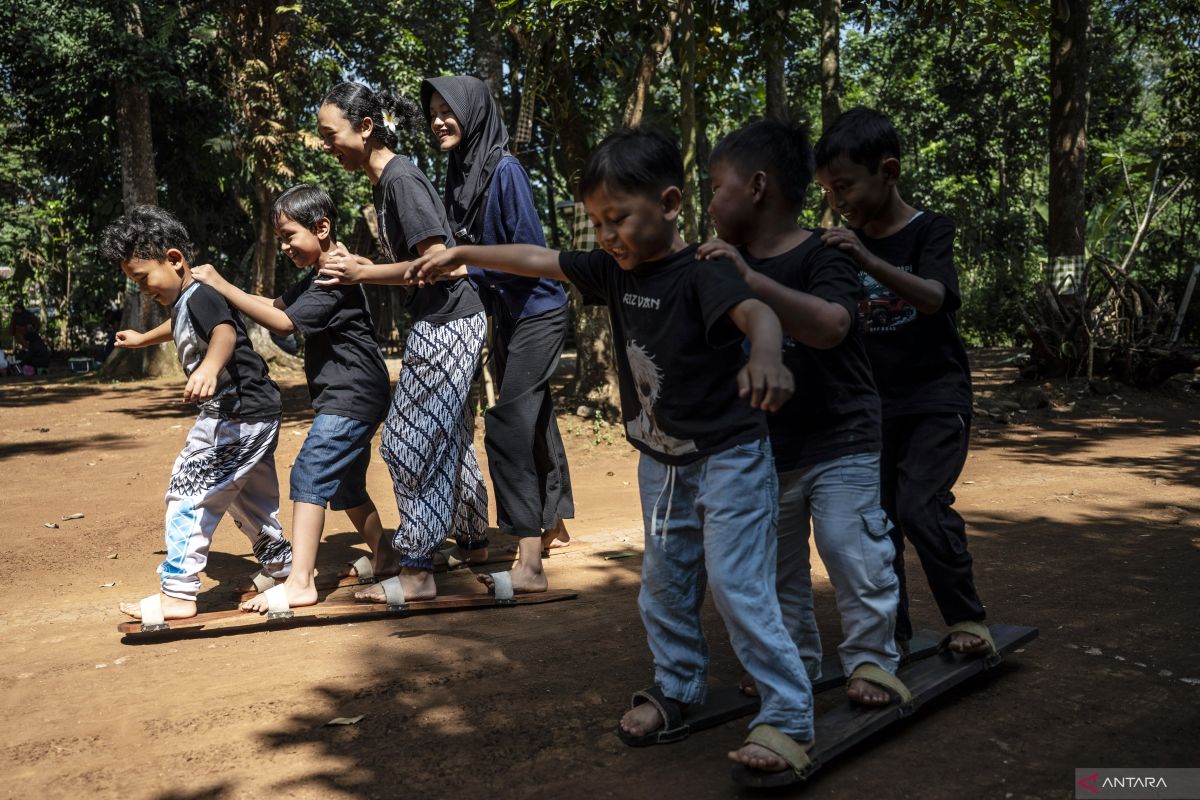 Children Fill School Holidays Without Gadgets