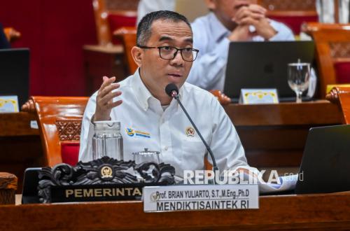 Minister Urges Scholarship Recipients Abroad to Shun Entitlement, Become 'Fighters'