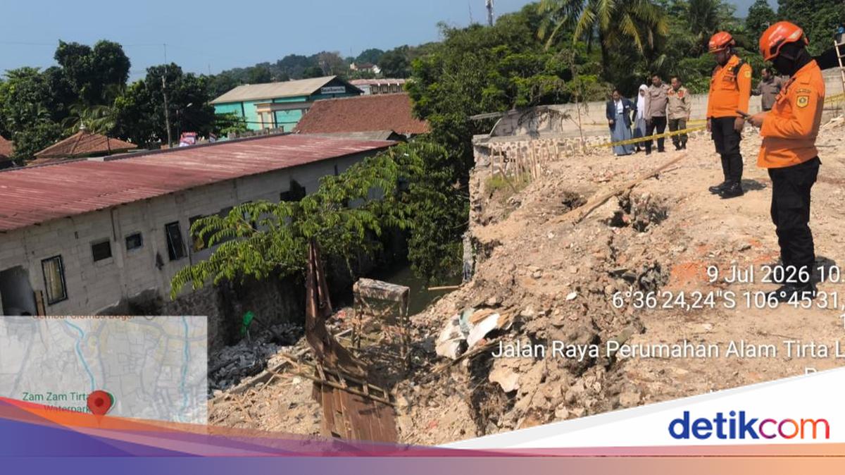 11-Metre Cliff Collapses in Ciomas, Bogor, Blocking Ciapus River Flow