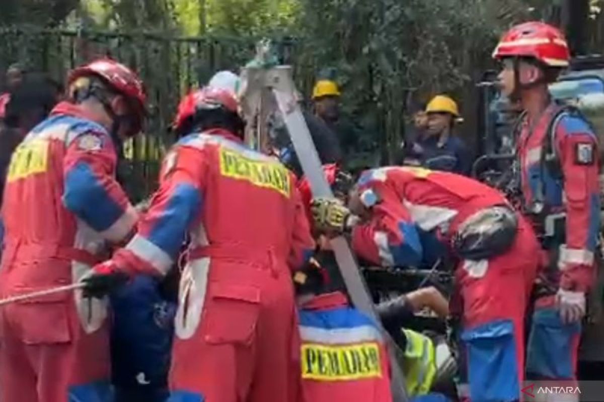 Three workers die from suspected gas poisoning in Cipayung culvert