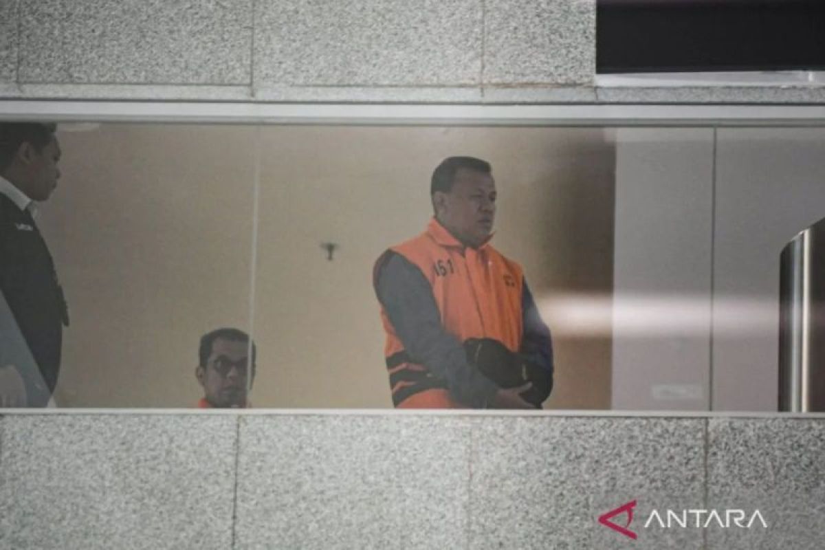 KPK Summons Aide and Family of Suspended Kuansing Regent