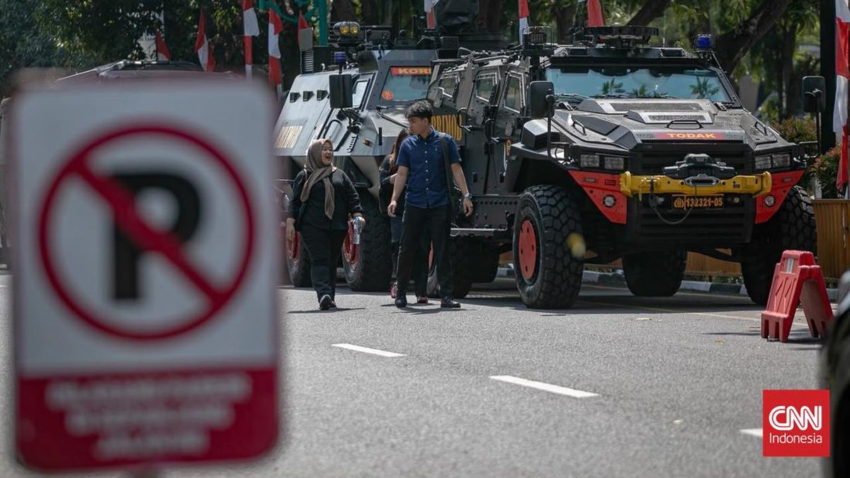 Brimob Tactical Vehicles Guard Polda Metro Jaya Amid Major Corruption Raids