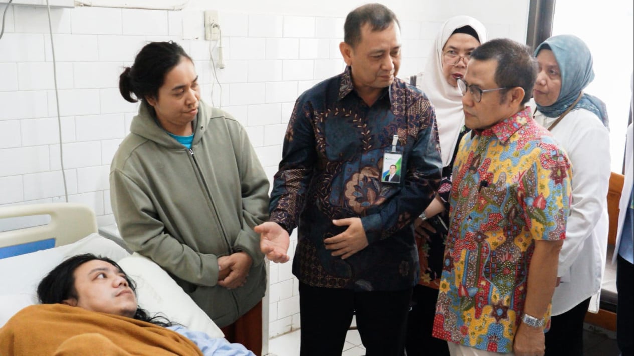 Coordinating Minister Muhaimin Visits Workplace Accident Victim, Ensures Maximum BPJS Employment Protection