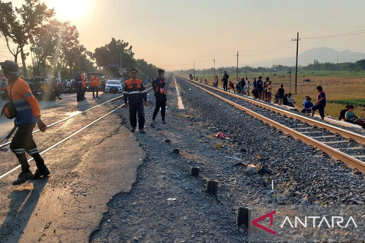 KAI Daop 7: Several Train Services Disrupted After Logawa Train Collides with Truck