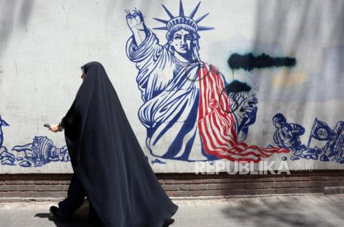 US Strikes Iran for Second Consecutive Day, Peace Talks Threatened with Collapse