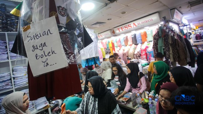 Tanah Abang Market Bustles with Mothers Buying New School Uniforms