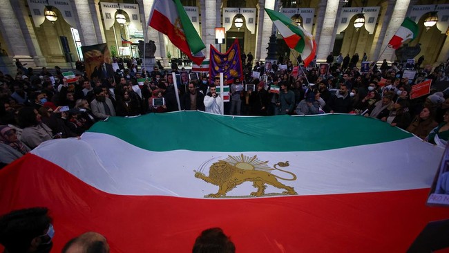 Iran Still in Turmoil: IMF Predicts Economy to Contract 5.4% This Year