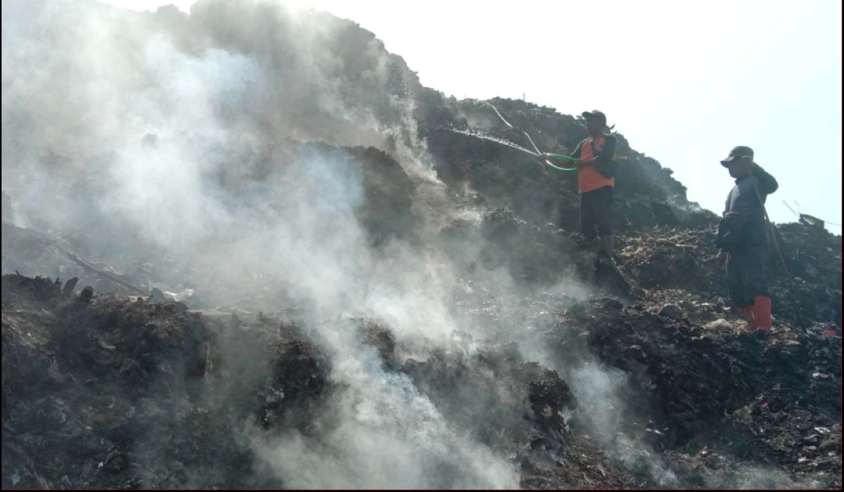 Fire at Cikolotok Landfill in Purwakarta Still Uncontained, Arson by Scavengers Suspected