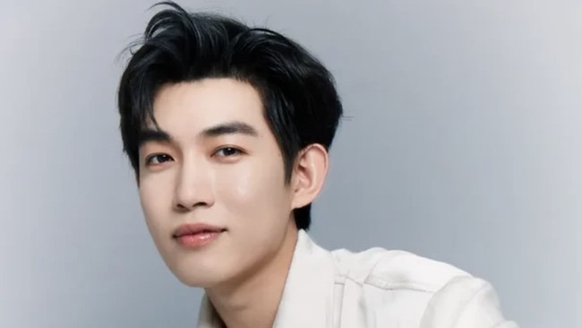 Struggling to Find Work Replaced by AI, Chinese Drama Actor Returns to Hometown to Sell Vegetables