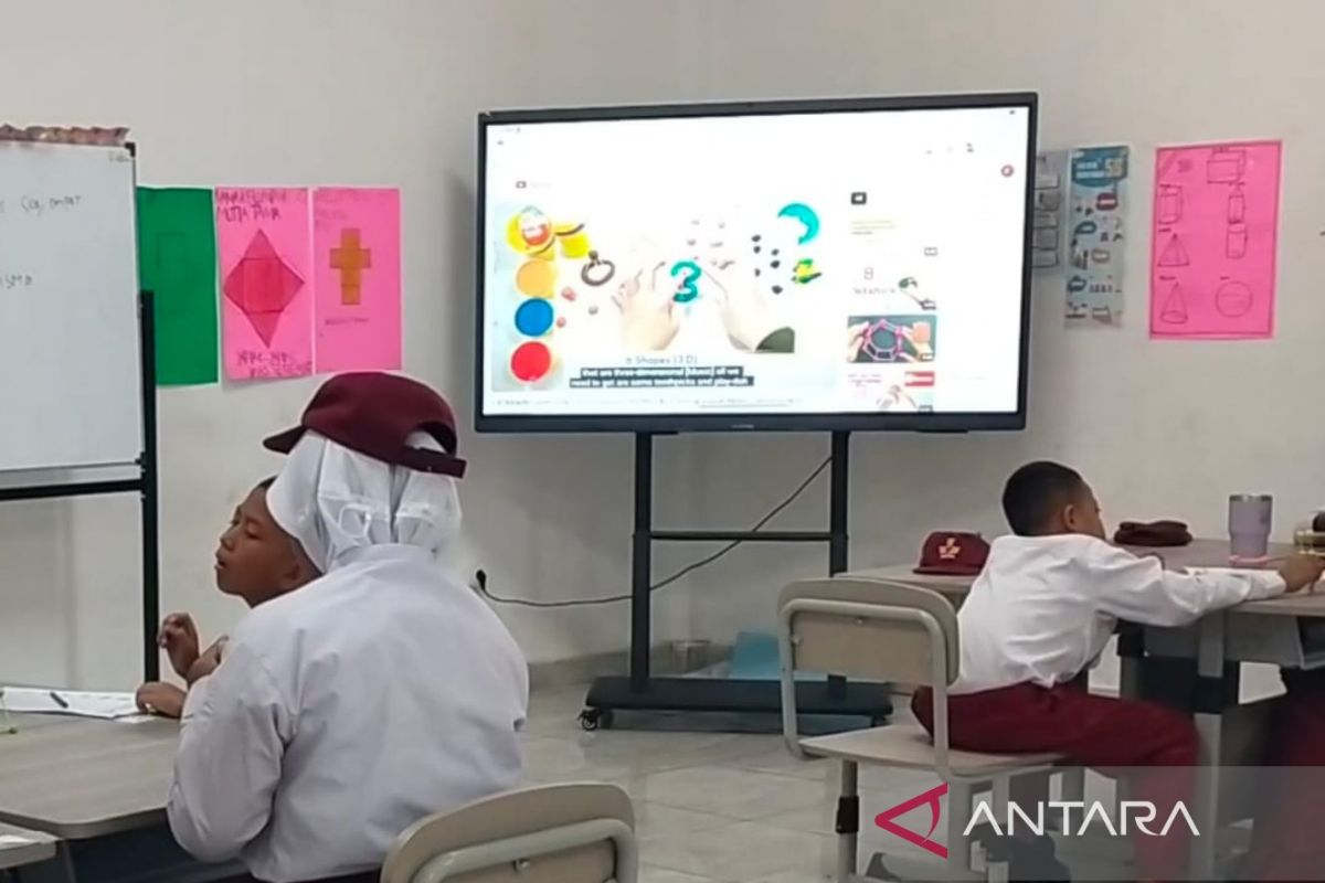 Indramayu's Sekolah Rakyat deploys smart boards to support digital learning