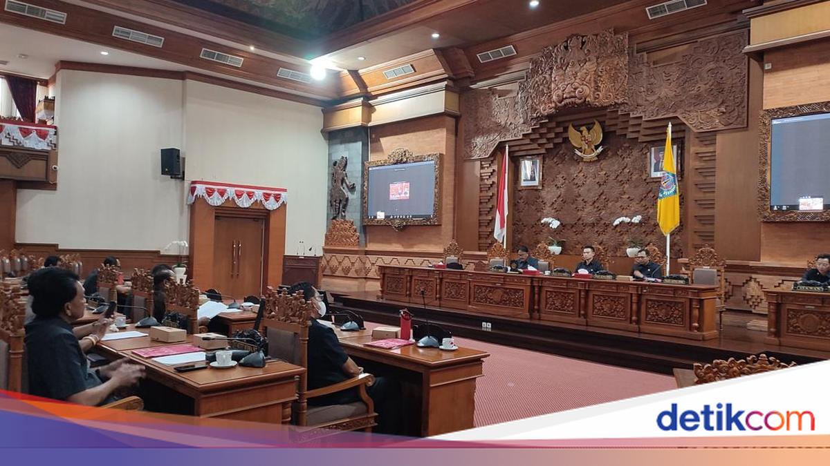 Denpasar DPRD Plenary Meeting Delayed 1.5 Hours, 11 Members Absent