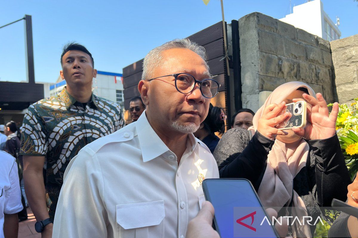 Ministers and Officials Pay Final Respects to Rachmat Gobel